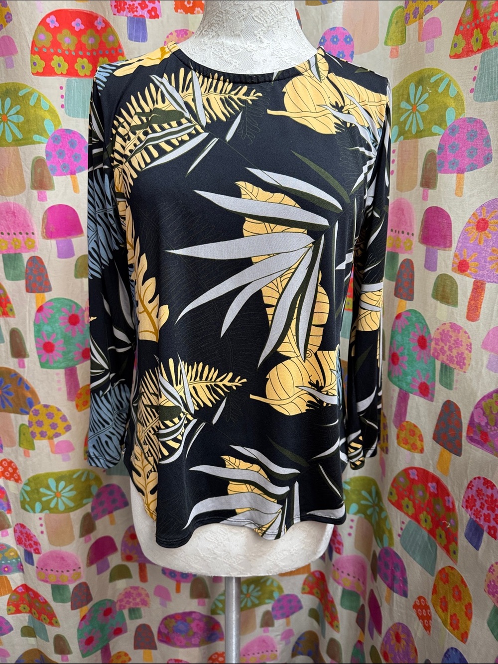 Makai Beach Hawai’i L/S Blouse. Medium